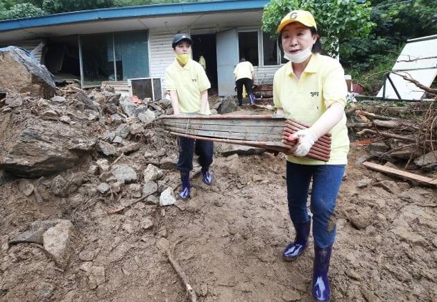 지난 7일 경기도 안성을 찾아 복구 작업하는 심상정 대표. / 사진=연합뉴스