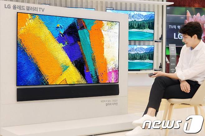 LG전자가 올해 처음 선보인 벽 밀착 ‘LG 올레드 갤러리 TV’와 완벽하게 어울리는 ‘갤러리 디자인 사운드 바’를 출시한다고 20일 전했다.(LG전자 제공) 2020.7.20/뉴스1