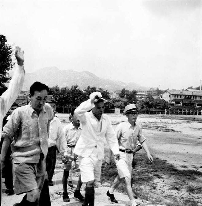 해방 이튿날인 1945년 8월16일 오후 1시 휘문중학 운동장으로 들어서고 있는 몽양 여운형. 여운형은 전날 밤 해방 조국의 건국을 위해 조선건국준비위원회를 만들기로 의견을 모았다.