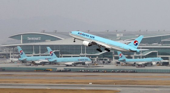 사진은 인천국제공항 제2여객터미널에서 이륙하는 대한항공 항공기 모습. 연합뉴스