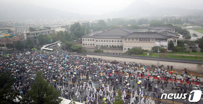 보수단체 회원들이 15일 서울 종로구 사직로에서 집회를 하며 청와대로 행진하고 있다. 2020.8.15/뉴스1 © News1 김명섭 기자