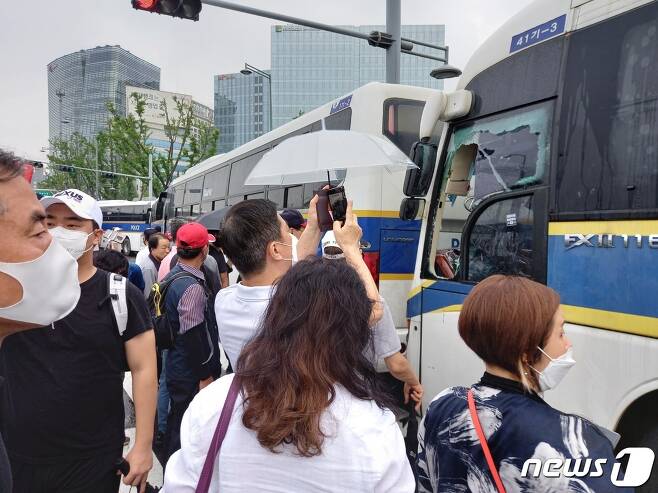 광복절인 15일 서울 도심 곳곳에서 집회가 이어진 가운데 집회에 동원된 한 경찰버스 운전석 유리창이 깨져 있다. 2020.8.15/뉴스1 © 뉴스1 이밝음 기자