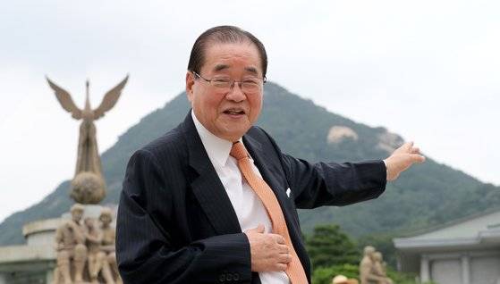 이종찬 전 국정원장이 12일 중앙일보와 인터뷰하면서 청와대 쪽을 가리키고 있다. 최정동 기자