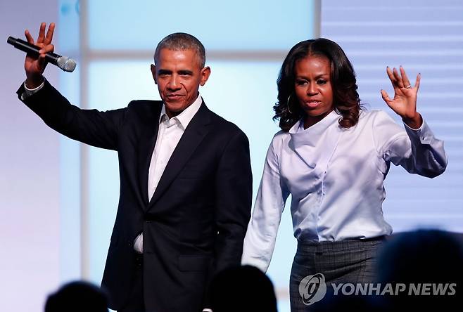 버락 오바마 전 미국 대통령과 그의 부인 미셸 오바마 여사 (Photo by Jim Young / AFP)