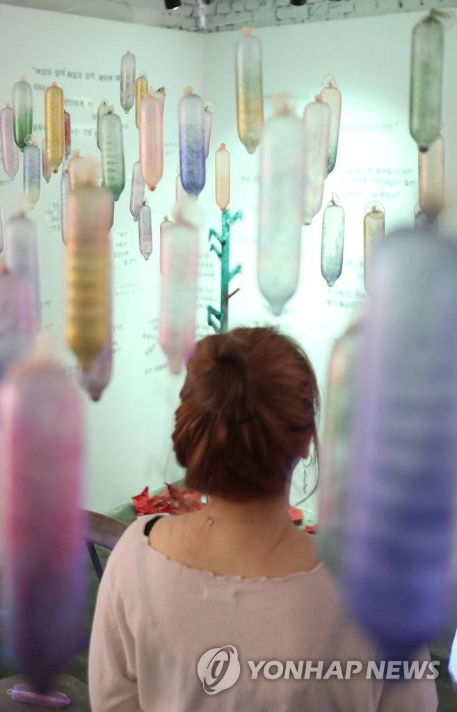 청소년 콘돔전시회 열려 (서울=연합뉴스) 류효림 기자 = 30일 서울 서초구 방배동 갤러리 빈치에서 열린 '힐난도 자랑도 수치도 아닌 콘돔 전시회'에서 전시 관계자가 전시물을 살펴보고 있다. 2020.1.30 ryousanta@yna.co.kr