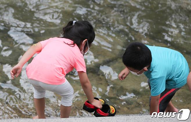 광복절 연휴 마지막 날이자 임시공휴일인 17일 서울 청계천을 찾은 어린이들이 폭염에 더위를 식히고 있다. 2020.8.17/뉴스1 © News1 허경 기자