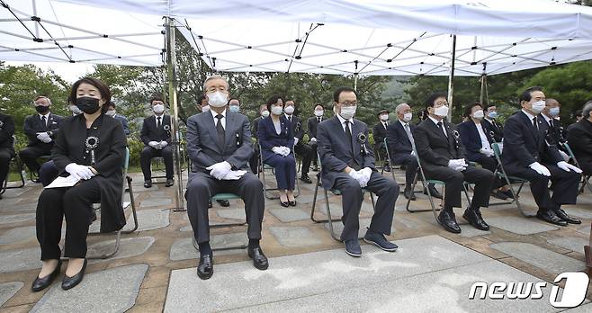 18일 오전 서울 동작구 국립서울현충원에서 열린 고(故) 김대중 대통령 서거 11주기 추도식에 정의당 심상정 대표, 미래통합당 김종인 비상대책위원장, 더불어민주당 이해찬 대표, 박병석 국회의장, 정세균 국무총리(왼쪽부터)가 참석해 있다. 2020.8.18/뉴스1 © News1 국회사진취재단