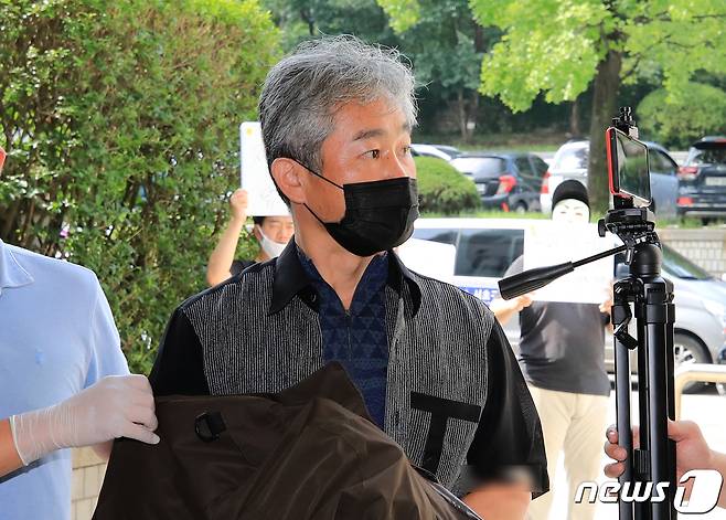 광복절 광화문광장 집회에서 경찰관을 폭행한 혐의를 받고 있는 정창옥 씨가 18일 오후 서울 서초구 서울중앙지법에서 열리는 영장실질심사에 출석하고 있다. 2020.8.18/뉴스1 © News1 구윤성 기자