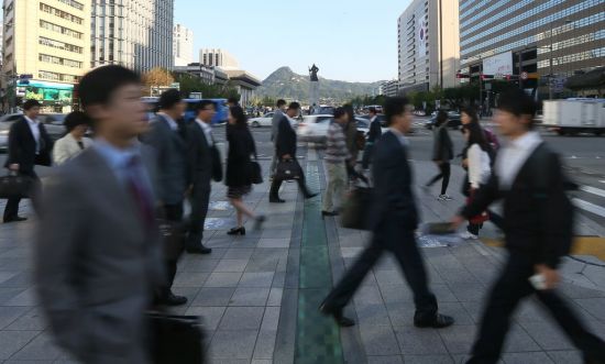 시민들이 서울 광화문 네거리에서 출근을 위한 발걸음을 재촉하고 있다/사진=연합뉴스