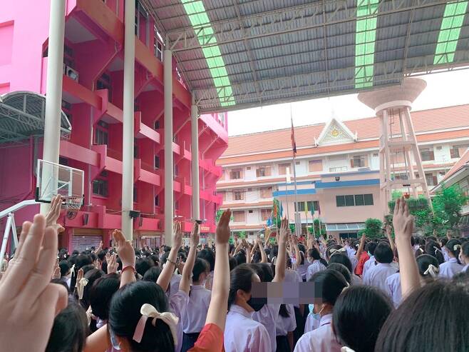 조회 시간에 세 손가락 경례를 하는 태국 고교생들 [@aorwiki 트위터 캡처. 재판매 및 DB 금지]
