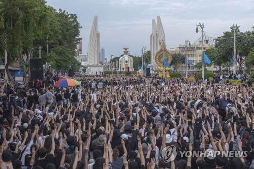 16일 방콕 도심에서 열린 반정부 집회에서 참석자들이 세 손가락 경례를 하는 모습 [AP=연합뉴스]