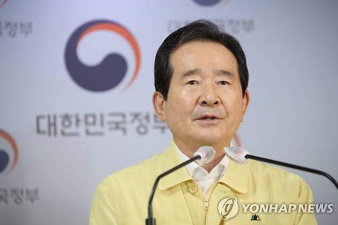 담화 발표하는 정세균 총리 (서울=연합뉴스) 김승두 기자 = 정세균 국무총리가 18일 오후 정부서울청사 합동브리핑실에서 2차 대유행 기로에 접어든 코로나19 (신종 코로나바이러스 감염증) 방역 강화 방안을 발표하고 있다. 2020.8.18 kimsdoo@yna.co.kr