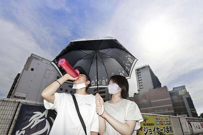 (도쿄 교도=연합뉴스) 17일 일본 시즈오카(靜岡)현 하마마쓰(浜松)시에서 외출 나온 시민이 음료수를 마시고 있다. 이날 하마마쓰시의 낮 최고 기온은 41.1도를 기록했다. 2020.8.19