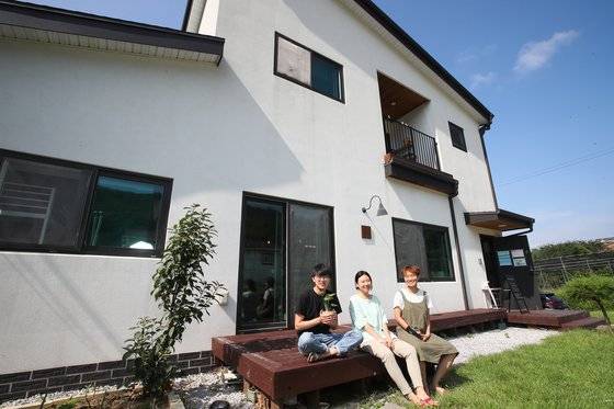 강화도 산자락에 공동으로 집이자 서점·게스트하우스인 ‘책방 시점’을 짓고 사는 돌김, 우엉, 부추(왼쪽부터). 우상조 기자