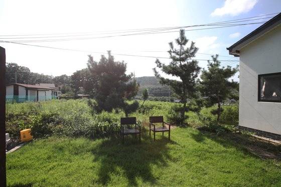 마당의 나무와 잔디는 이들이 직접 심고 가꿨다. 우상조 기자