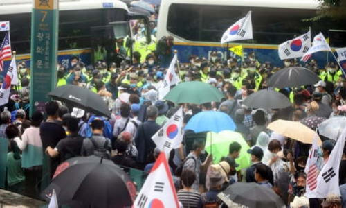 보수단체 회원들이 15일 서울 광화문 광장 일대에서 집회를 하고 있다. 뉴스1