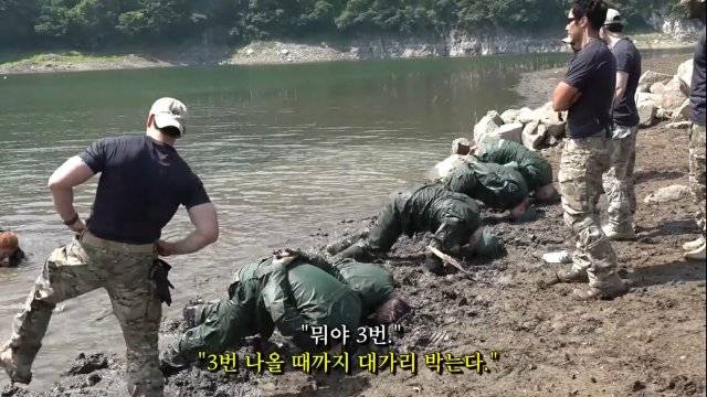 입에 들어간 모래를 뱉은 ‘꽈뚜룹’(왼쪽)에게 “너 인성 문제 있어?”라고 지적하는 ‘이근 대위’. 이 발언은 ‘가짜사나이’가
낳은 최대 유행어가 됐다. “우리 할머니도 그것보다 빨리 뛰겠다” “네 팀 버려?” 등 해군 특수전전단 대위 출신인 이 대위의
직설적인 화법은 인기를 끌었다. 유튜브 캡처