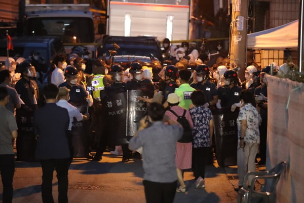 20일 오후 서울 사랑제일교회 앞에서 교회측 관계자들과 경찰들이 대치하고 있다.  사진=뉴스1