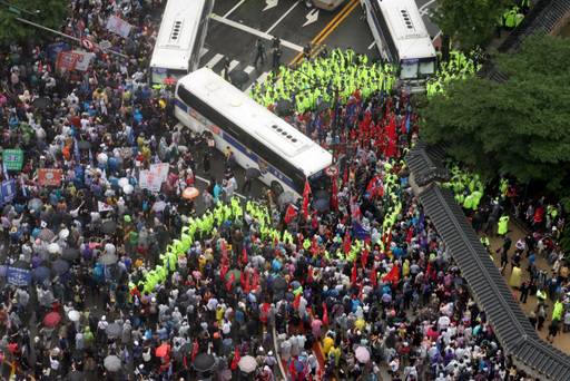 보수단체들이 지난 15일 서울 종로구 광화문 광장 열린 8·15 대규모 집회에 참가한 가운데 집회를 마친후 경찰 저지선을 뚫고 사직로에서 청와대로 가는길로 몰려와 경찰들과 대치하고 있다. 뉴시스