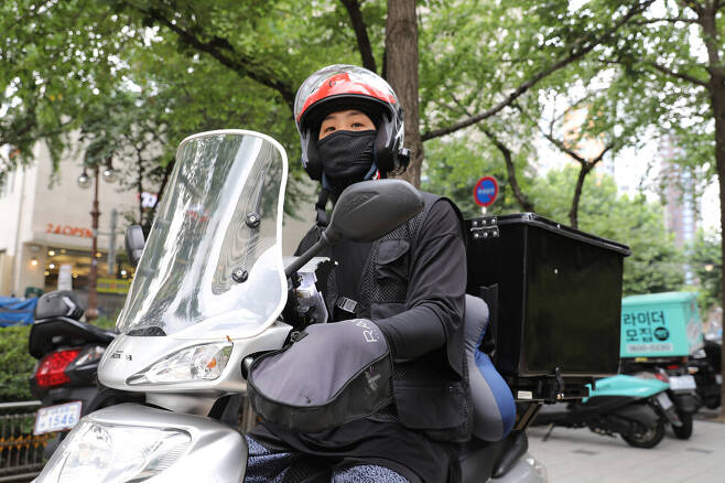 전성배씨가 13일 오후 업무를 하기 위해 헬맷과 마스크를 쓰고 오토바이 위에 앉았다. 장철규 선임기자 chang21@hani.co.kr