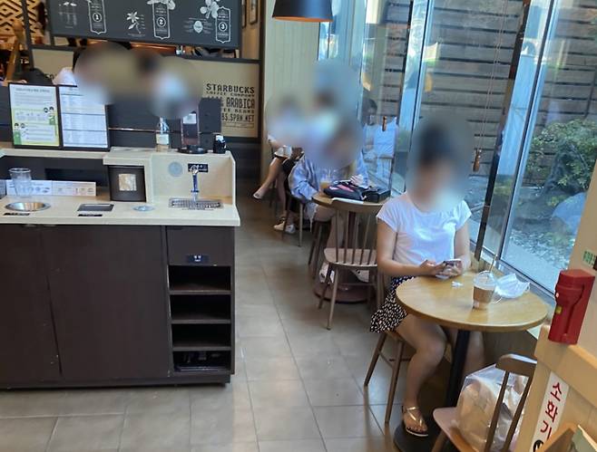 서울 홍대입구역 인근 스타벅스 전경. 마스크를 쓴 이가 46%에 불과했다./사진=남형도 기자