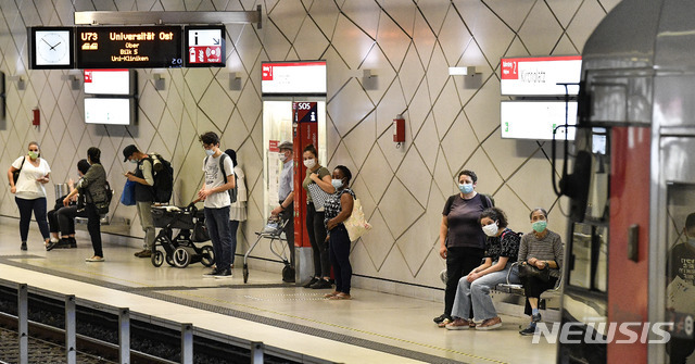 [뒤셀도르프=AP/뉴시스] 19일(현지시간) 독일 뒤셀도르프 지하철역의 모습. 신종 코로나바이러스 감염증(코로나19) 확산을 막기 위해 의무적으로 마스크를 착용하고 있다. 2020.08.22.