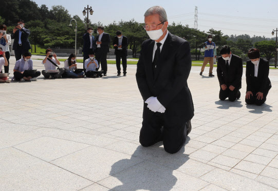 김종인 미래통합당 비상대책위원장이 지난 19일 오전 광주 북구 국립 5·18 민주묘지에서 무릎을 꿇고 참배하고 있다 (사진=연합뉴스)
