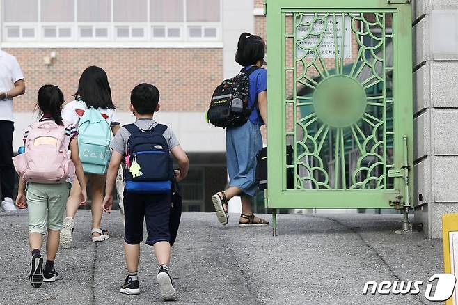 지난 19일 서울의 한 초등학교에서 개학을 맞은 아이들이 등교하고 있는 모습.