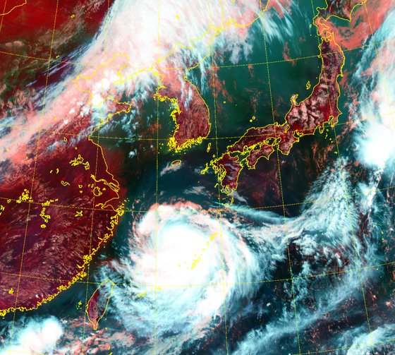 24일 오전 태풍 바비는 일본 서북서쪽 해상에서 느리게 북상 중이다. 25일 밤 제주도를 시작으로 26일 남부서해안, 27일 오전 중부서해안에 가장 근접하며 영향을 끼친다, 자료 기상청