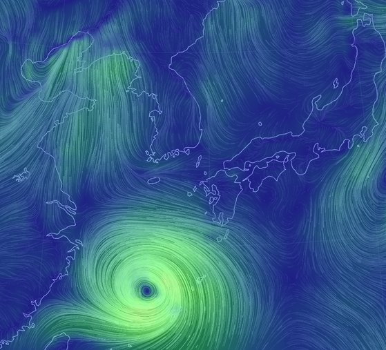 24일 오전 일본 오키나와 남서쪽 해상에 위치한 제 8호 태풍 바비의 바람지도. 현재 중심최대풍속 시속 100㎞를 넘겼다. 가장 강해지는 시점에는 시속 200㎞를 넘는 '매우강한' 태풍이 될 것으로 보인다. 자료 기상청