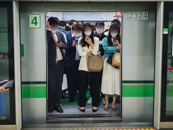 지난 5월 서울 지하철 2호선을 탑승한 시민들이 마스크를 착용하고 있다. 뉴스1