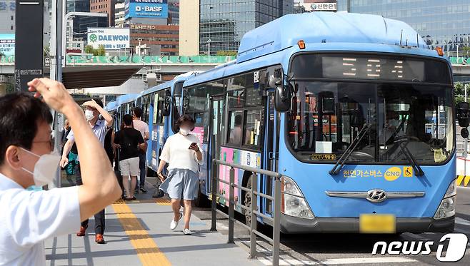 25일 서울역 버스환승센터에서 시민들이 버스를 기다리고 있다./뉴스1 © News1 황기선 기자