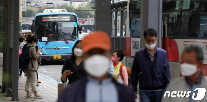 부산 부산진구 서면의 한 버스정류장에 시민들이 마스크를 착용하고 대중교통을 이용하고 있다./뉴스1 © News1 여주연 기자