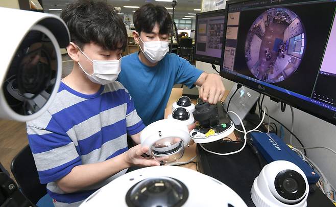 미국 정부가 중국 하이실리콘 칩이 들어간 제품을 전면 사용 금지하면서 국내 폐쇄회로(CC)TV 업계에 비상이 걸렸다. 26일 서울 한 CCTV 업체에서 엔지니어가 하이실리콘 칩이 들어간 CCTV 제품을 테스트하고 있다.