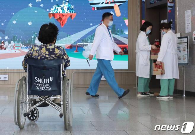 대한의사협회가 사흘간의 2차 전국의사 총파업에 돌입한 26일 서울 종로구 서울대병원에서 휠체어를 탄 환자 앞으로 의료진들이 지나가고 있다. /사진=뉴스1