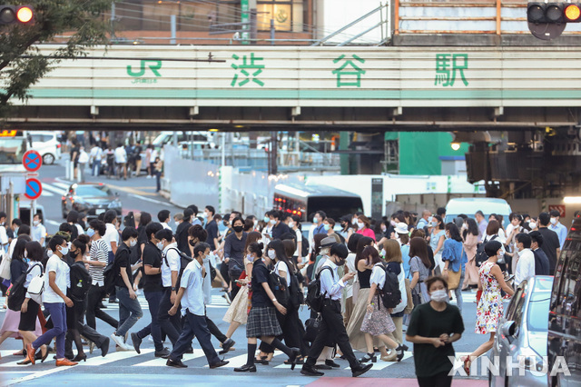 [도쿄=신화/뉴시스]지난 20일 일본 도쿄 시부야에서 마스크를 쓴 사람들이 건널목을 건너고 있다. 2020.08.21.