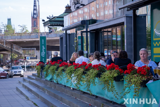 [스톡홀름=신화/뉴시스]9일(현지시간) 스웨덴 수도 스톡홀름 시내의 한 식당에 사람들이 모여 저녁을 먹고 있다. 2020.08.10.