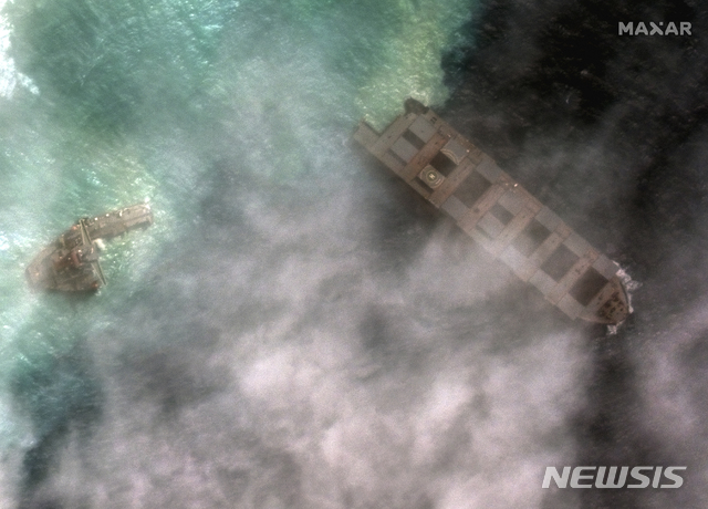[포트루이스=AP/뉴시스]맥사 테크놀로지가 지난 18일(현지시간) 제공한 위성사진에 모리셔스 동남쪽 해안에서 좌초된 두 동강 난 일본 선박 와카시오호(MV)의 모습이 보인다. 2020.08.26