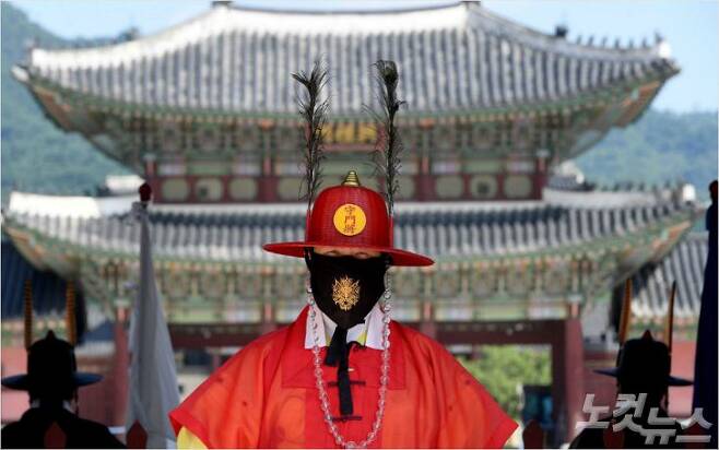 서울 전역에서 누구나 실내·실외를 가리지 않고 의무로 ?마스크를 ?착용이 의무화된 24일 광화문 수문장이 마스크를 착용한 채 근무를 하고 있다. 황진환기자
