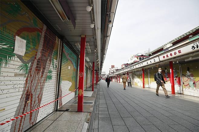 코로나19 긴급사태가 선포된 2020년 4월 21일 일본 도쿄의 대표적인 관광지인 센소지(淺草寺) 인근 상점들이 일제히 휴업 중이다. [교도=연합뉴스 자료사진]