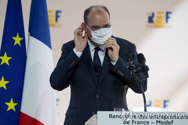 장 카스텍스 프랑스 총리가 26일 한 공식석상에서 연설한 뒤 마스크를 착용하고 있다. [AFP=연합뉴스]