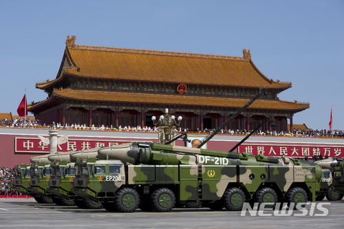 【홍콩=AP/뉴시스】사진은 2015년 9월 3일 베이징에서 2차세계대전 승전 70주년을 맞아 열린 열병식에 선보인 탄도미사일 둥펑-21D. 2018.3.05