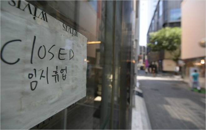 25일 오후 코로나19 장기화로 폐업하거나 임대, 임시휴업 매장이 많아진 서울 중구 명동 거리가 한산한 모습을 보이고 있다. 이한형기자