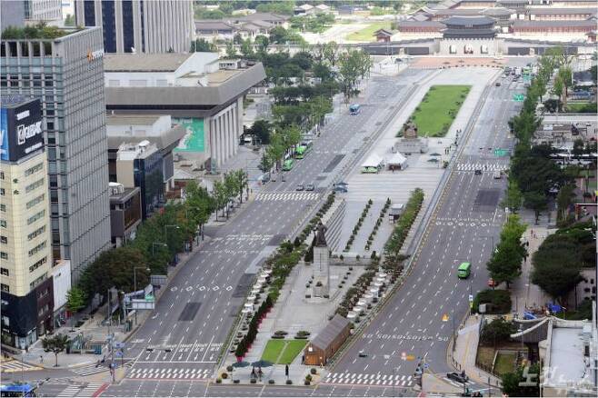 코로나19 확산으로 사회적거리두기 2단계가 발령되면서 서울 광화문 일대 도로가 텅 빈 모습을 보이고 있다. (사진=윤창원 기자)