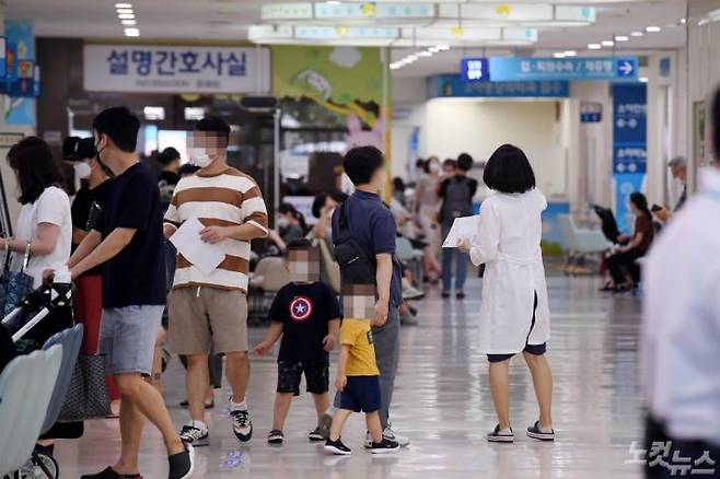대한의사협회가 2차 총파업에 돌입한 지난 26일 서울 종로구 서울대학교병원 어린이병원에서 의료진이 내원 환자를 안내하고 있다.(사진=박종민 기자)