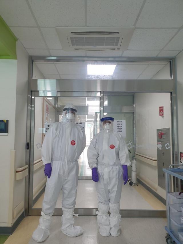 대구 황예지(오른쪽) 간호사가 28일 광주 빛고을전남대병원에서 격리병동에 들어가기 직전 방호복을 점검하고 있다. 대구시 제공