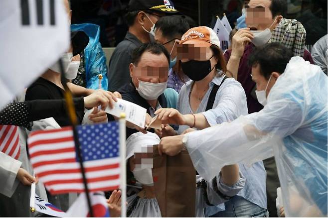 15일 오후 서울 종로구 동화면세점 앞에서 열린 보수단체의 광복절 집회에서 관계자들이 '헌금' 모금을 하고 있다.(사진=이한형 기자/자료사진)