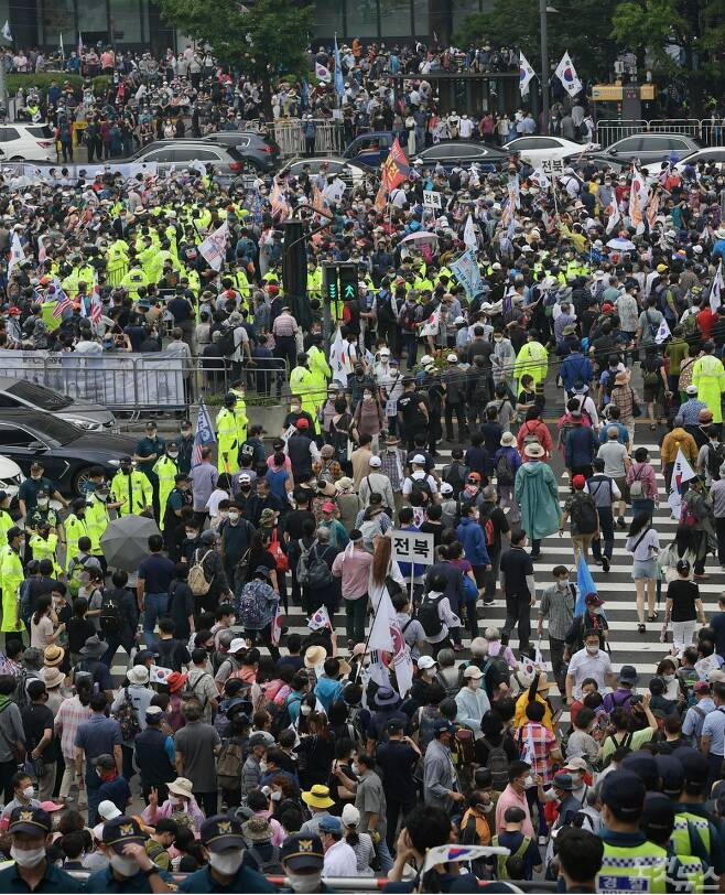 보수단체 집회 참가자들이 지난 15일 오전 서울 종로구 광화문광장에서 8·15 광복절 맞아 집회를 하기 위해 모여들고 있다.(사진= 이한형 기자/자료사진)