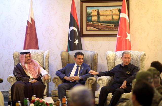 훌루시 아카르(오른쪽) 터키 국방장관이 17일 리비아 수도 트리폴리를 방문해 살라헤딘 알나미오르(가운데) 리비아 국민통합정부 국방차관, 칼리드 빈 모하메드 알아티야 카타르 국방장관과 회담하고 있다. 트리폴리=로이터 연합뉴스