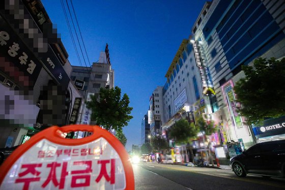 지난 25일 광주광역시 서구 상무지구 유흥가 술집과 상점들이 영업을 중단해 인적이 끊겼다. 프리랜서 장정필